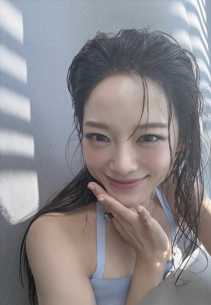 김세정 무대 뒤 사진이 더 난리 난 이유, 하늘색 드레스 하나로 분위기 끝났다
