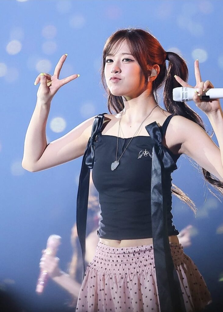 안유진 무대 사진 화제인 이유? 자연스러운 미소와 독보적인 비주얼이 다시 주목받는 순간