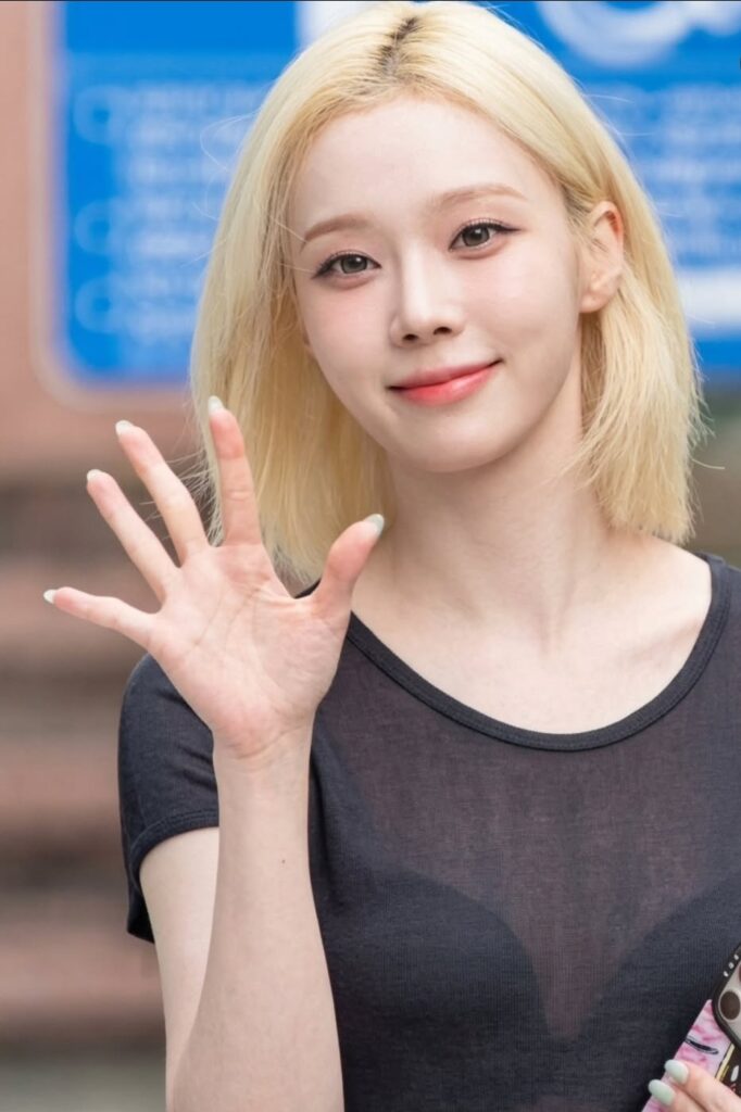 에스파 윈터 단발 헤어, 왜 이렇게 잘 어울릴까? 금발 단발 스타일과 사복 패션까지