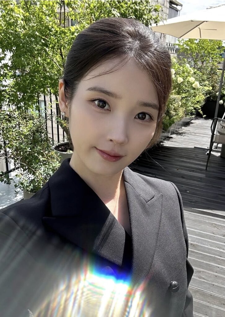 아이유 블랙 원피스 패션, 같은 블랙인데 분위기가 달라 보이는 이유
