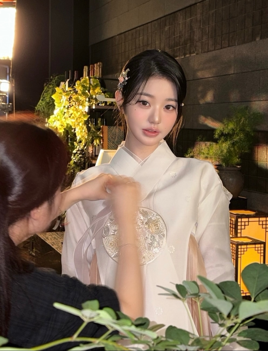 장원영-한복-화보-아이보리-저고리와-살구빛-치마의 섬세한 조화