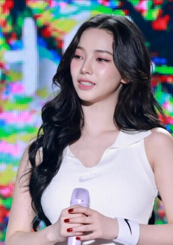 카리나 화이트 민소매 무대 스타일 흑발 웨이브부터 레드 네일까지