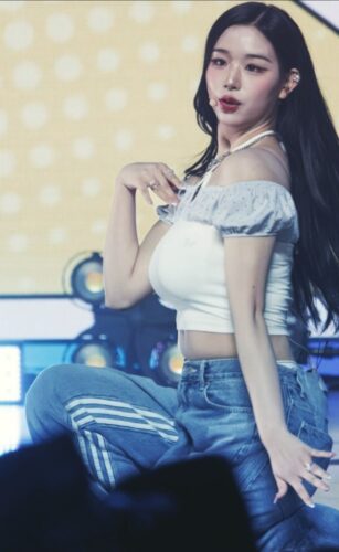 김채연 무대 의상 왜 더 눈에 띄었을까, 화이트 오프숄더와 데님으로 완성한 청량한 스타일