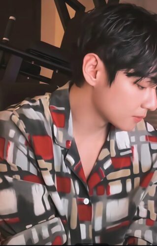 BTS 뷔 라이브 패션, 평범한 방 안에서도 분위기를 바꾸는 셔츠 스타일의 비밀